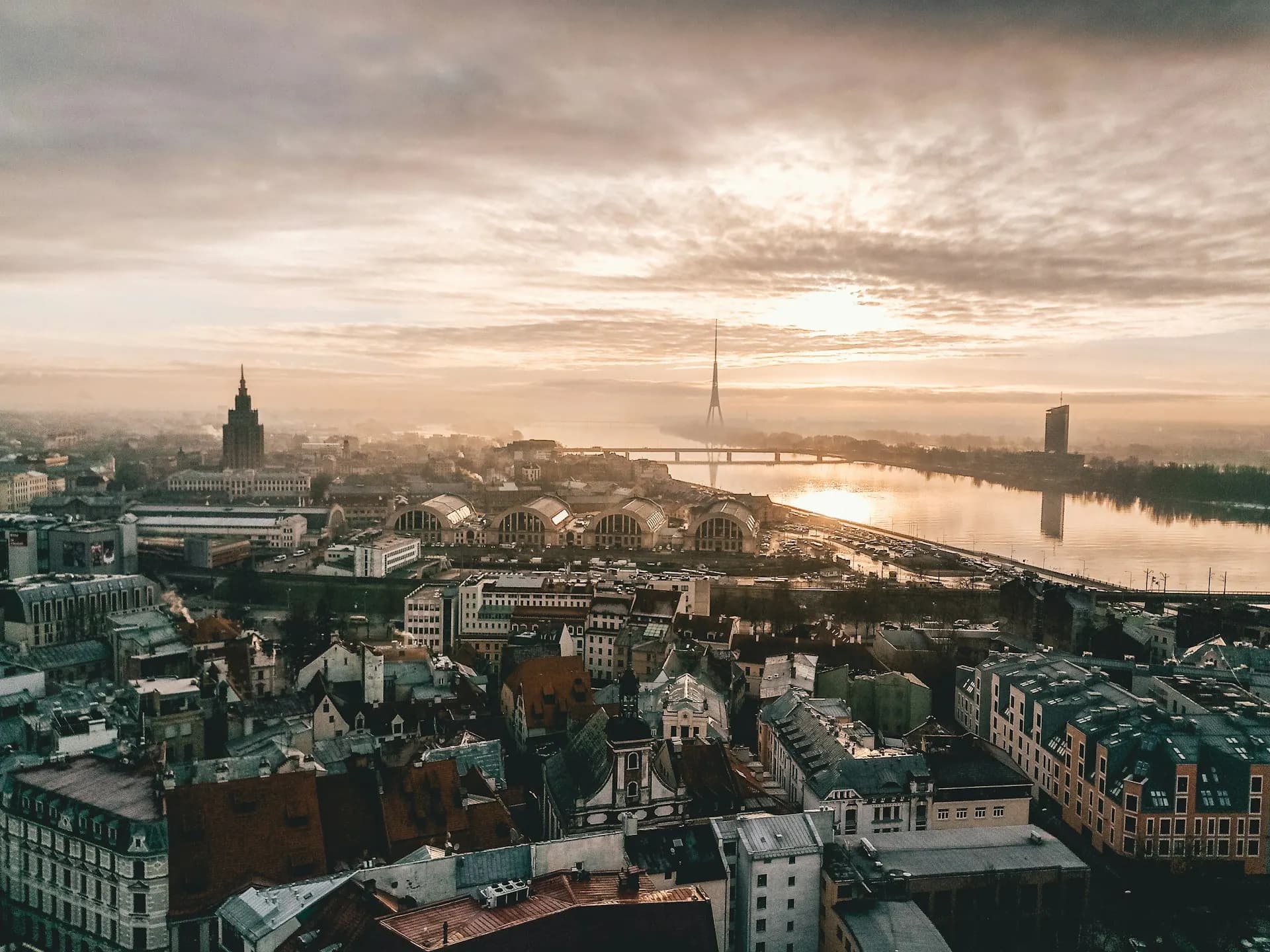 Rīgas panorāma saulrieta gaismā